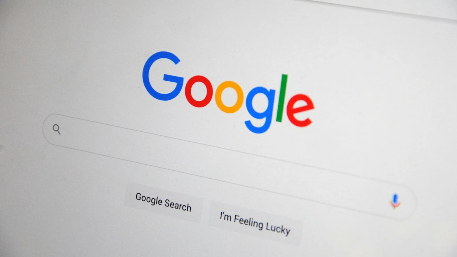 Página de inicio de Google en pantalla con la barra de búsqueda y los botones Google Search e I'm Feeling Lucky en primer plano — cómo identificar a los expertos en SEO de verdad