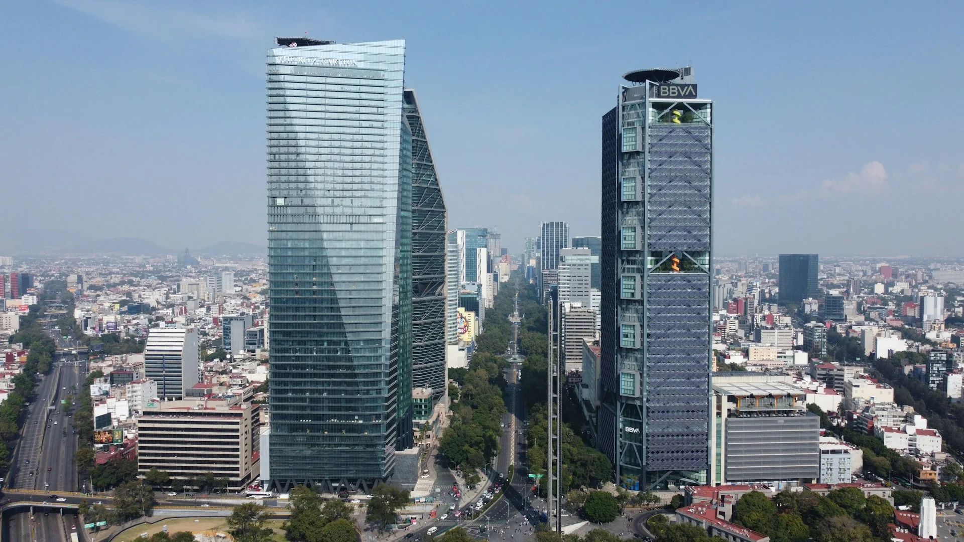 Torres corporativas de Ciudad de México sobre Reforma — el epicentro del ecosistema SaaS mexicano